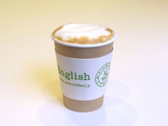ミスター・イングリッシュ・Coffee24/7ドライブスルーがお届けする、生豆から焙煎して仕上げた本格エスプレッソを使用して淹れた、カプチーノです。