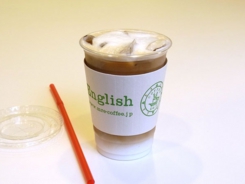 ミスター・イングリッシュ・Coffee24/7ドライブスルーがお届けする、生豆から焙煎して仕上げた本格エスプレッソを使用して淹れた、カフェラテです。