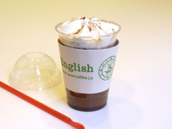 ミスター・イングリッシュ・Coffee24/7ドライブスルーがお届けする、生豆から焙煎して仕上げた本格エスプレッソを使用して淹れた、カフェモカです。