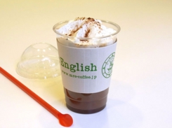 ミスター・イングリッシュ・Coffee24/7ドライブスルーがお届けする、生豆から焙煎して仕上げた本格エスプレッソを使用して淹れた、モカチーノです。