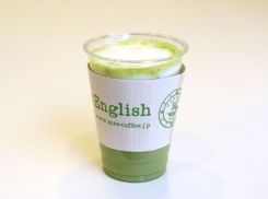 ミスター・イングリッシュ・Coffee24/7ドライブスルーがお届けする、贅沢なミルクフォームを使用した、本格派の抹茶ラテです。