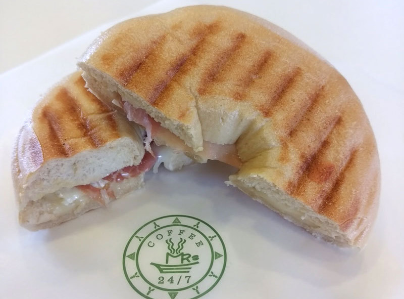 ミスター・イングリッシュ・Coffee24/7ドライブスルーがお届けする軽食メニュー、パニーニサンドです。